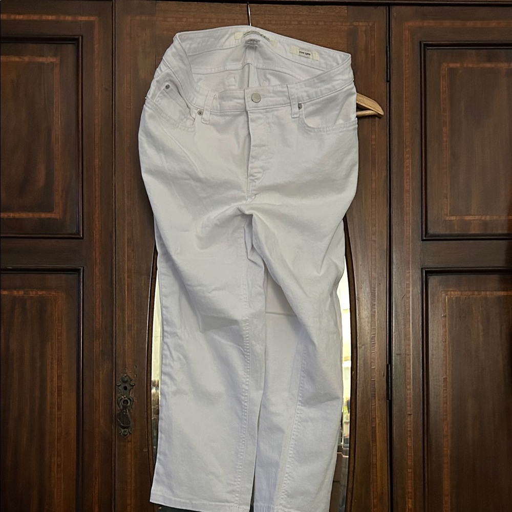 Jones New York Women's Crisp White Straight  capri Leg Jeans